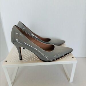 Sammitop Gray Patent Leather 3.5 Inch Heel Size 9.5 Silver Beaded Pointed Toe
